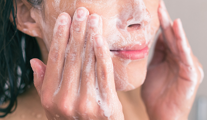 画像：洗顔する女性