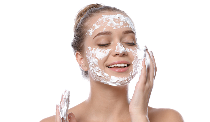 画像：洗顔している女性