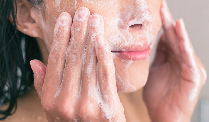 画像：洗顔をする女性